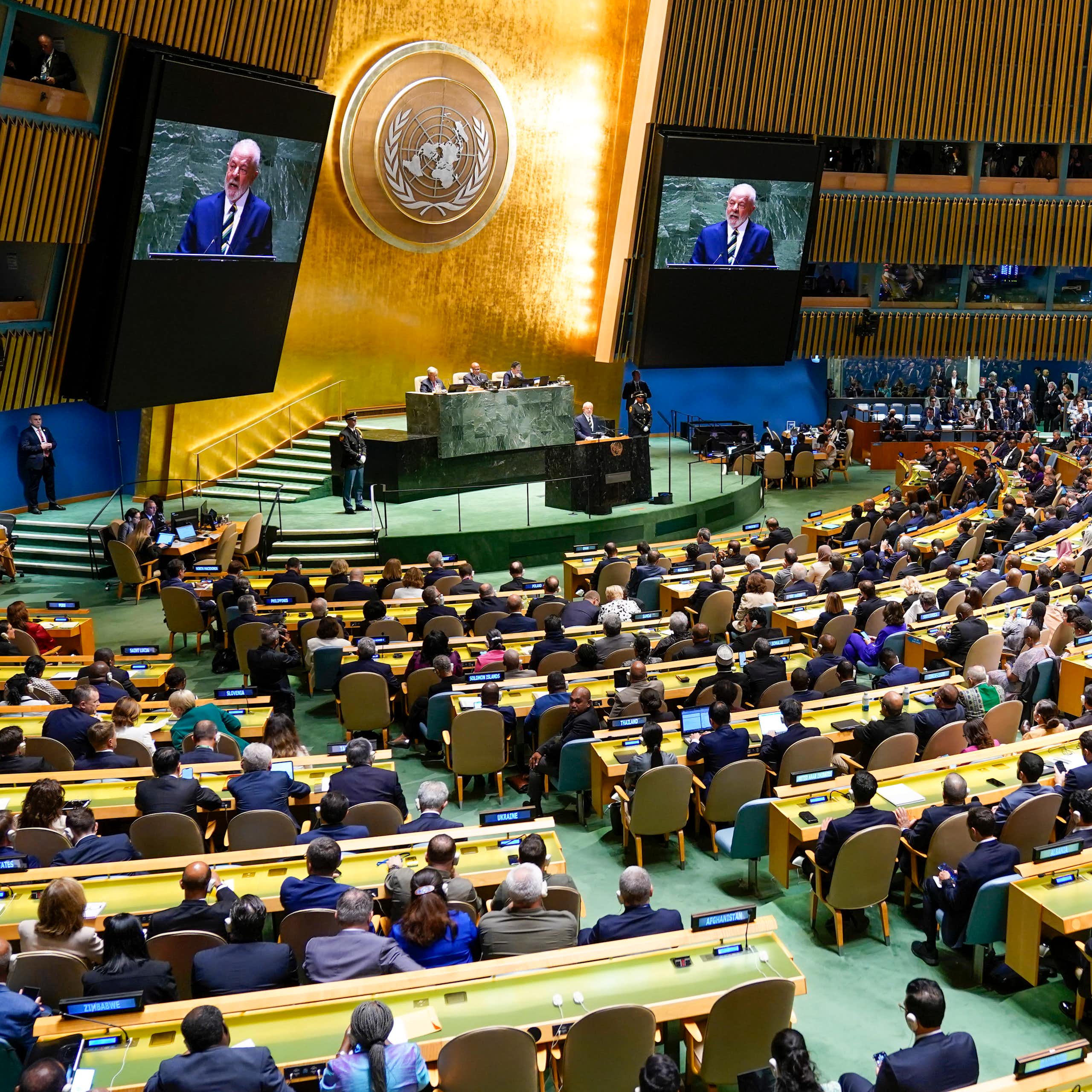 Imagen del presidente de Brasil pronunciando un discurso en la tribuna de la ONU ante una galería llena de gente sentada observando