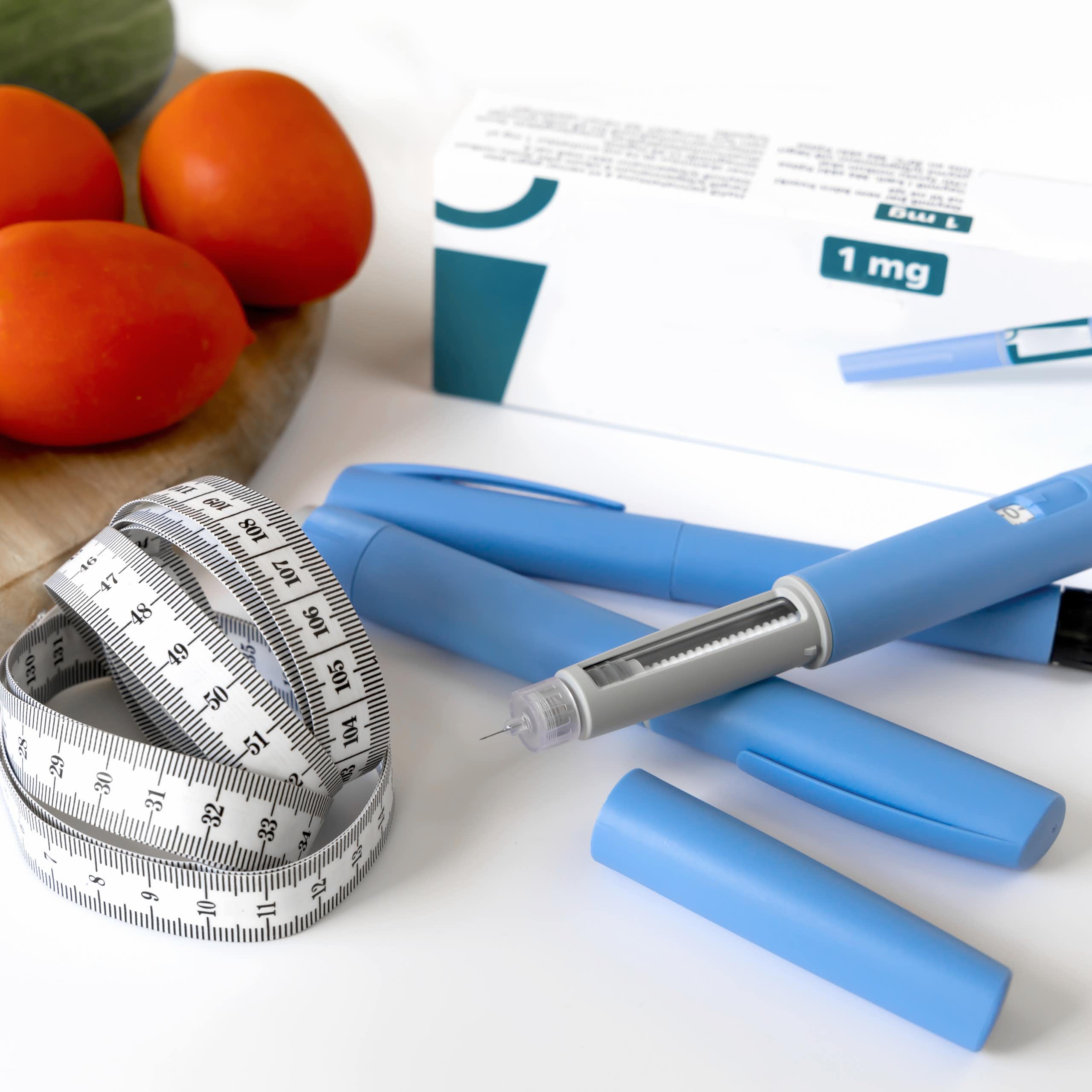 Des aliments sains côtoient de l'insuline Ozempic