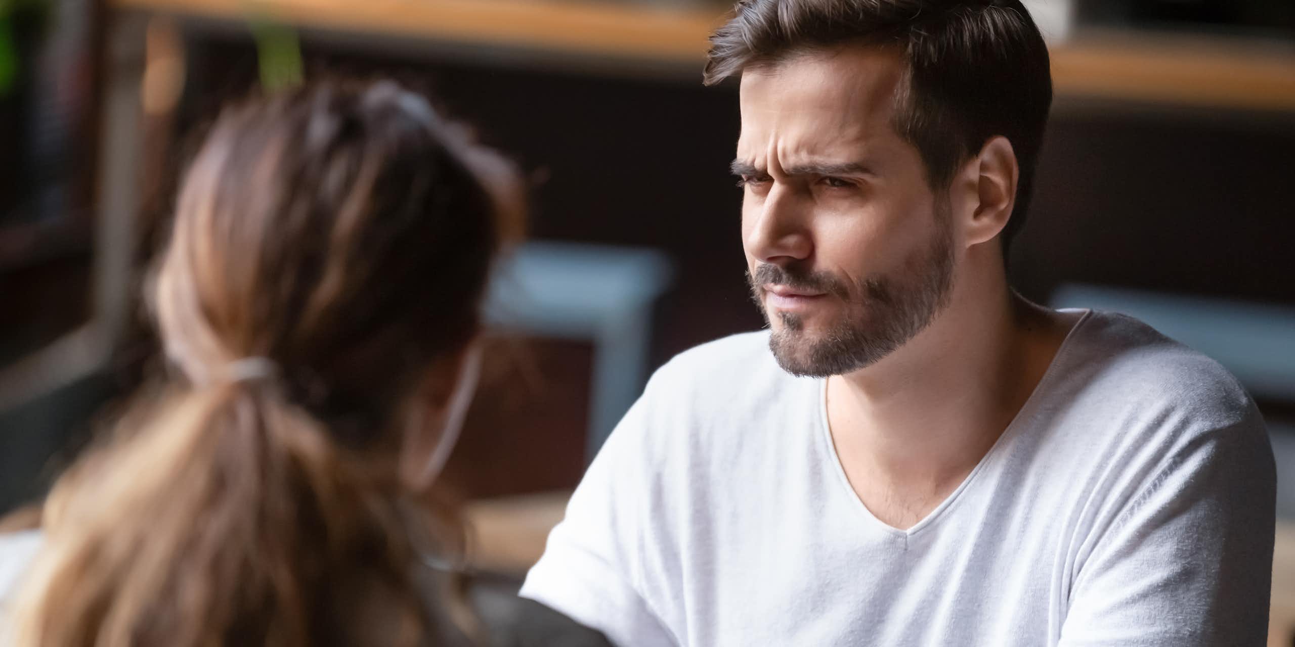 Un homme semble confus en regardant une femme