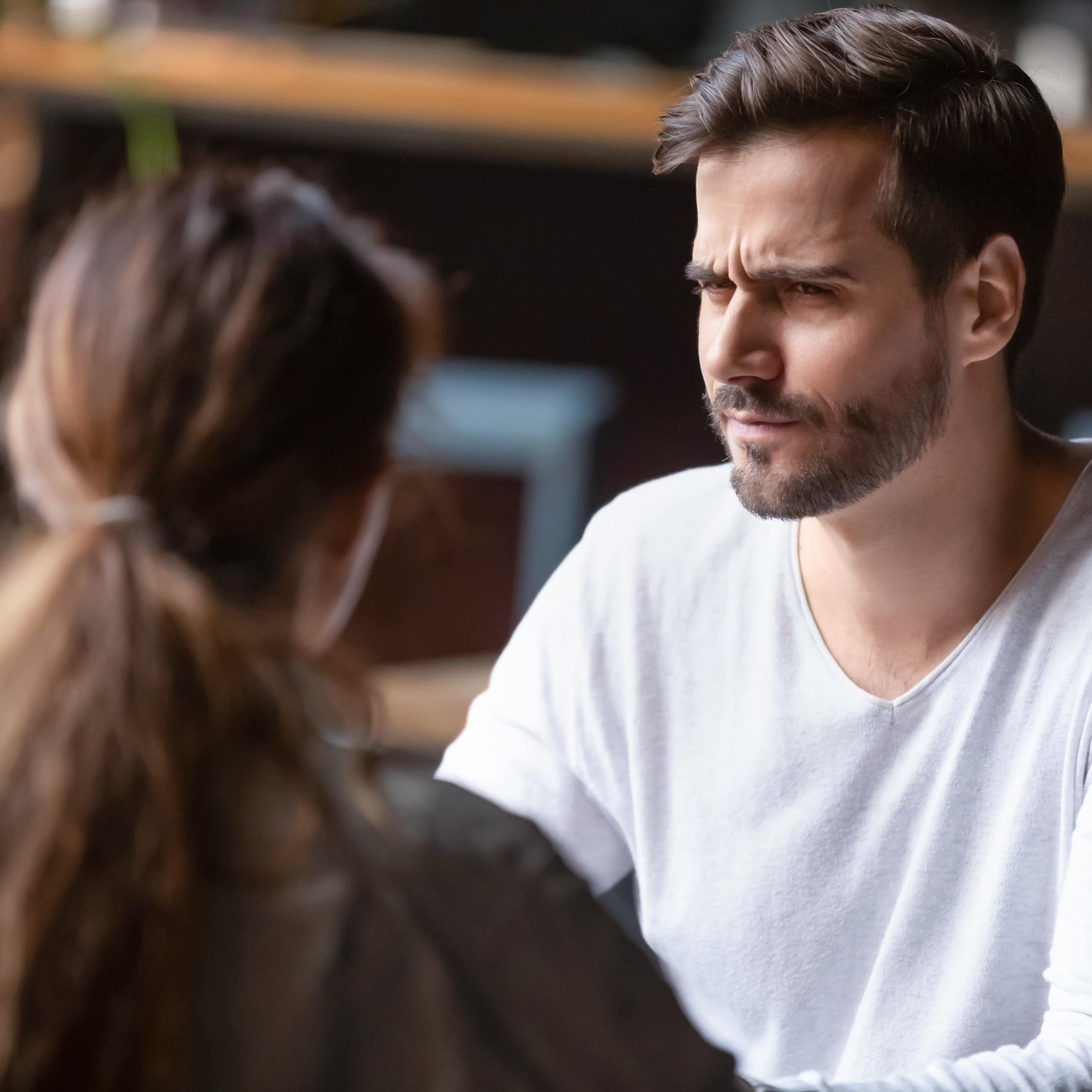 Un homme semble confus en regardant une femme