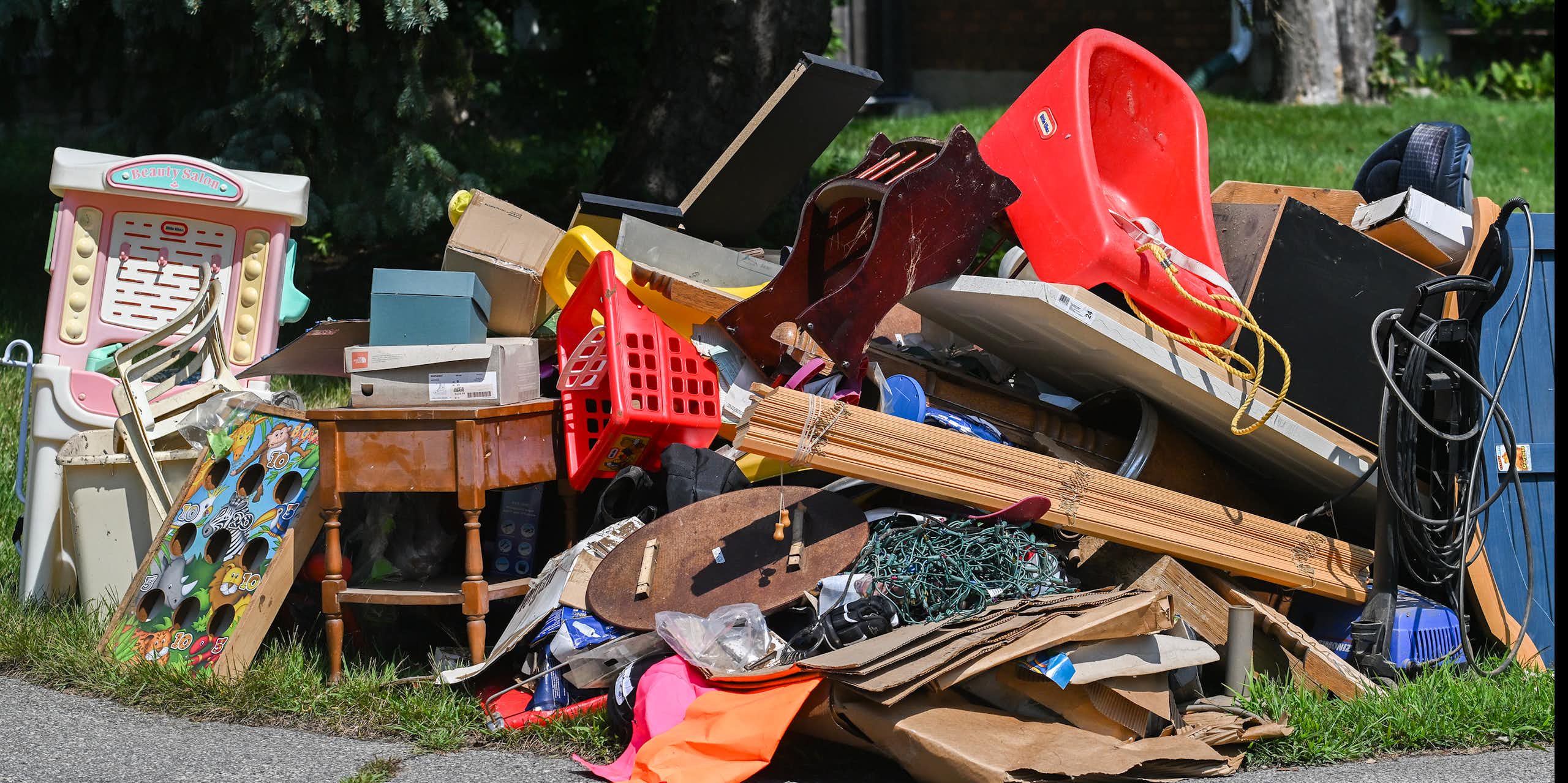 Des meubles et des articles ménagers gisent sur le terrain d'une maison