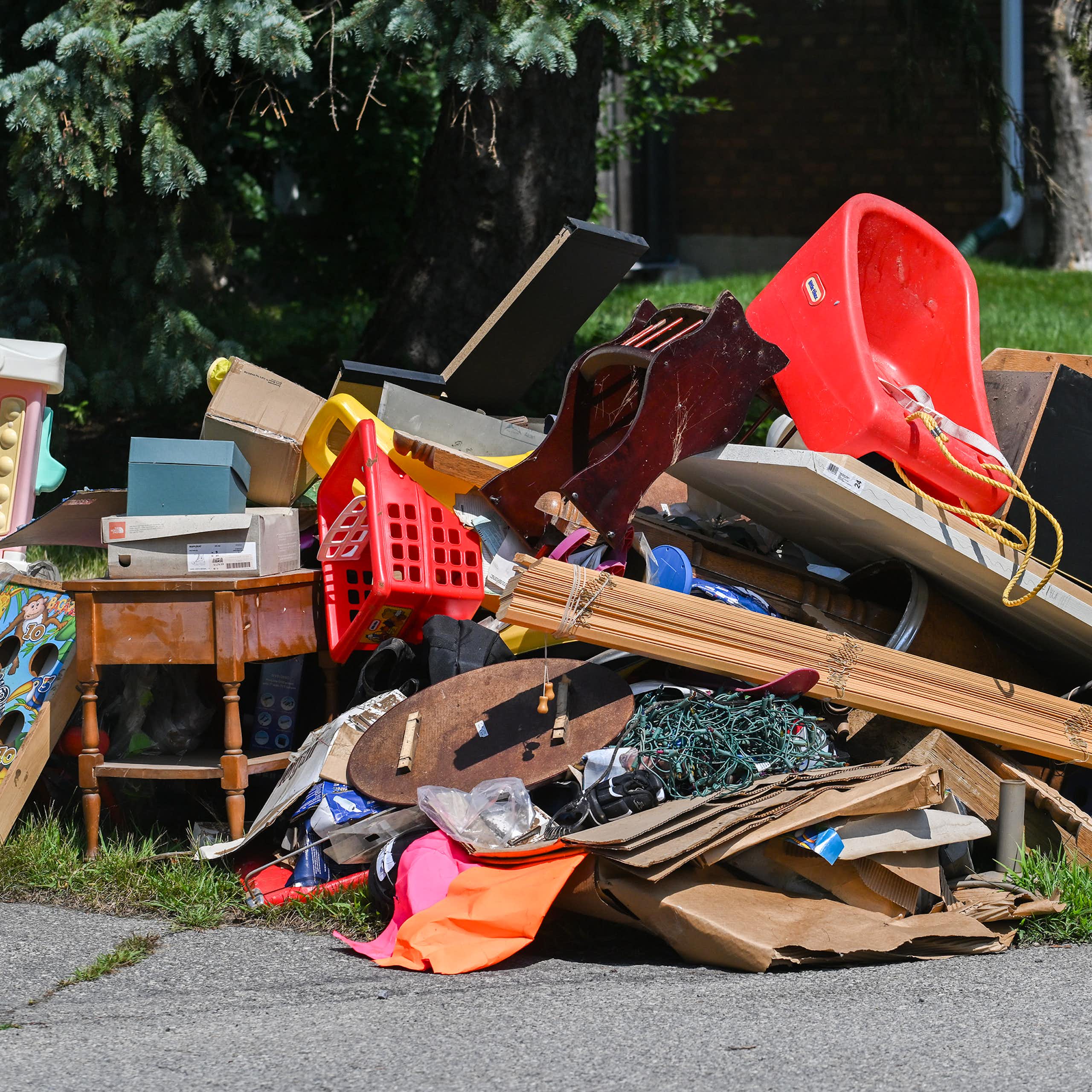 Des meubles et des articles ménagers gisent sur le terrain d'une maison