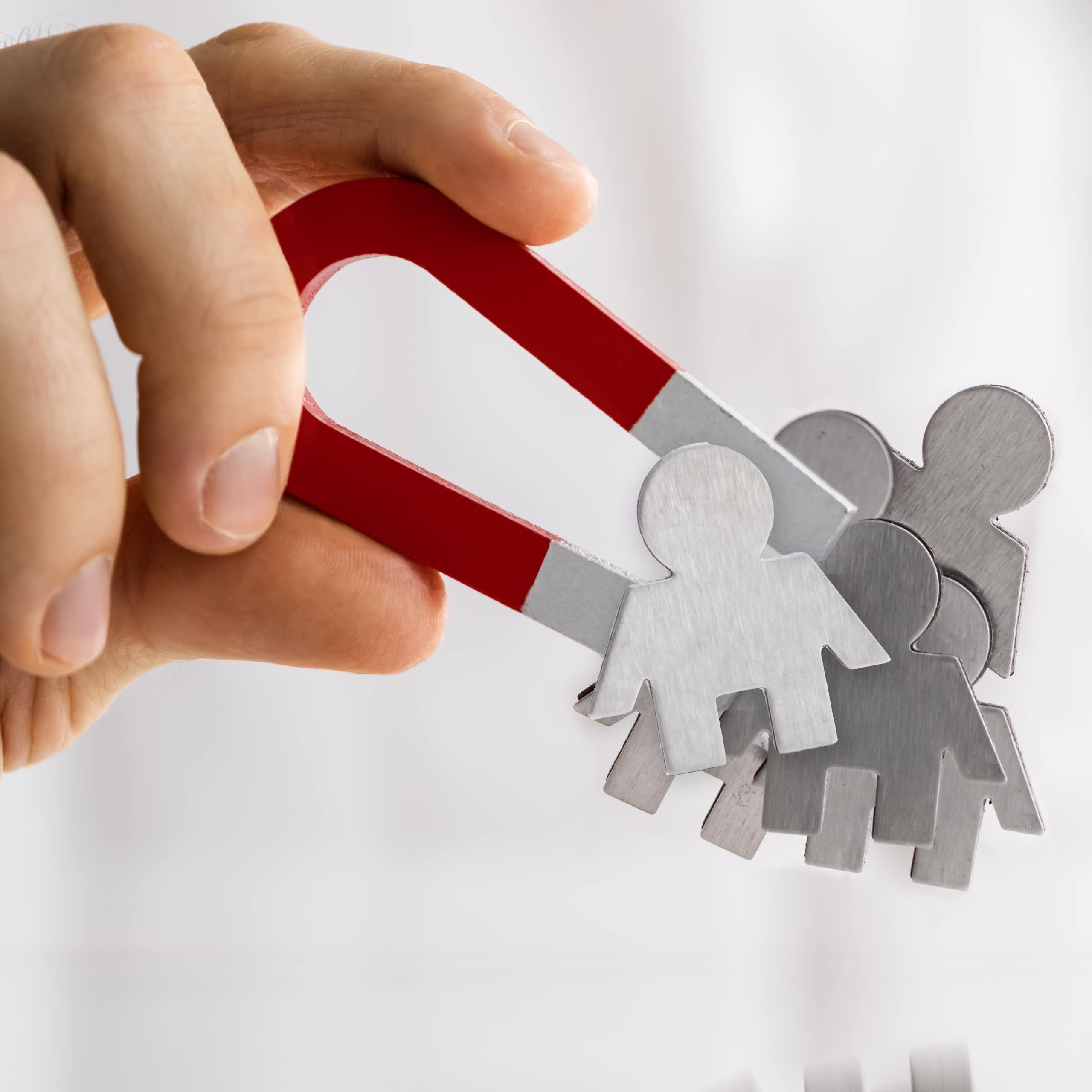 Des figurines sont aimantées à un même aimant.