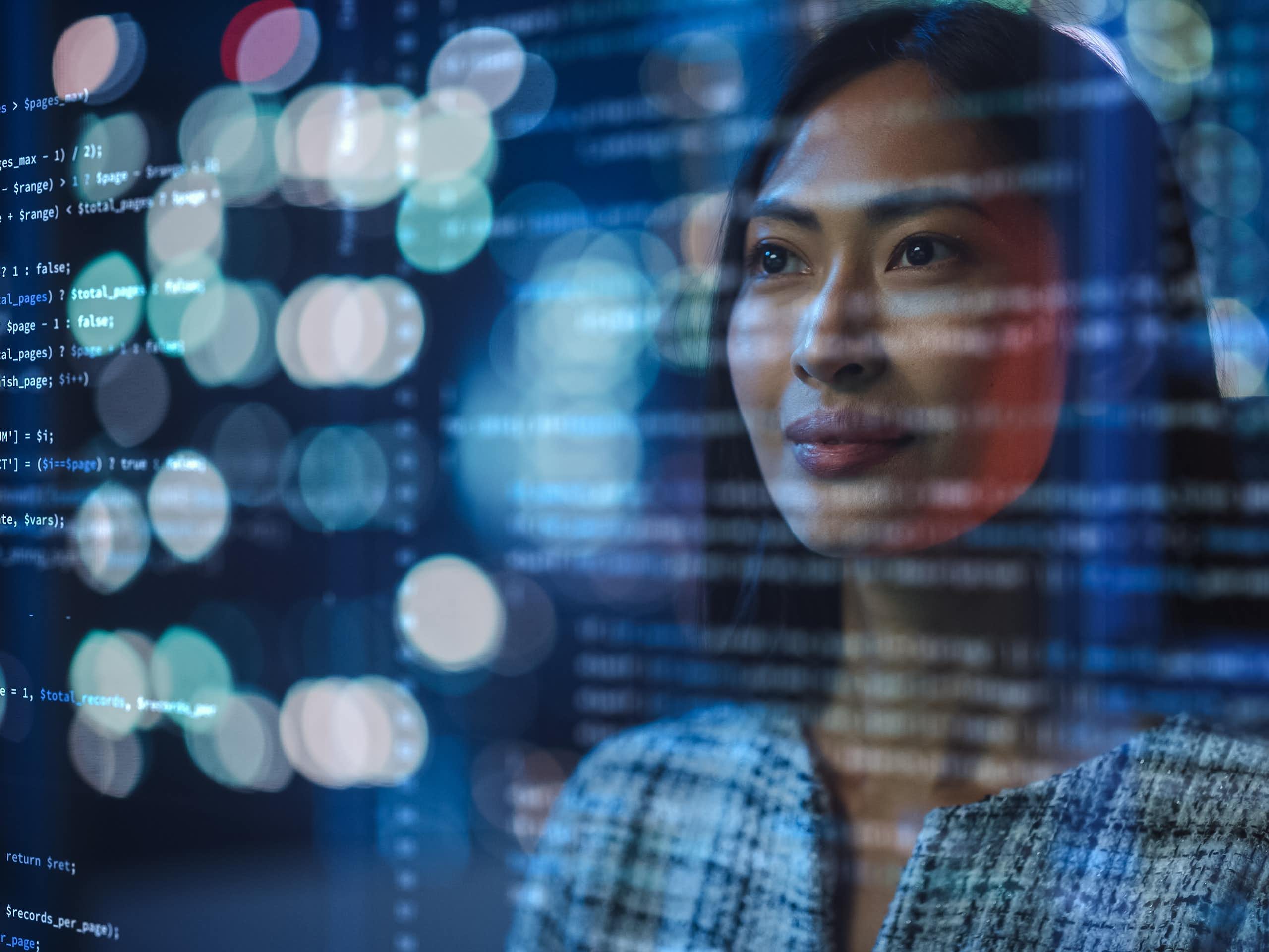 Visage d'une femme superposé à une image de lignes de code informatique