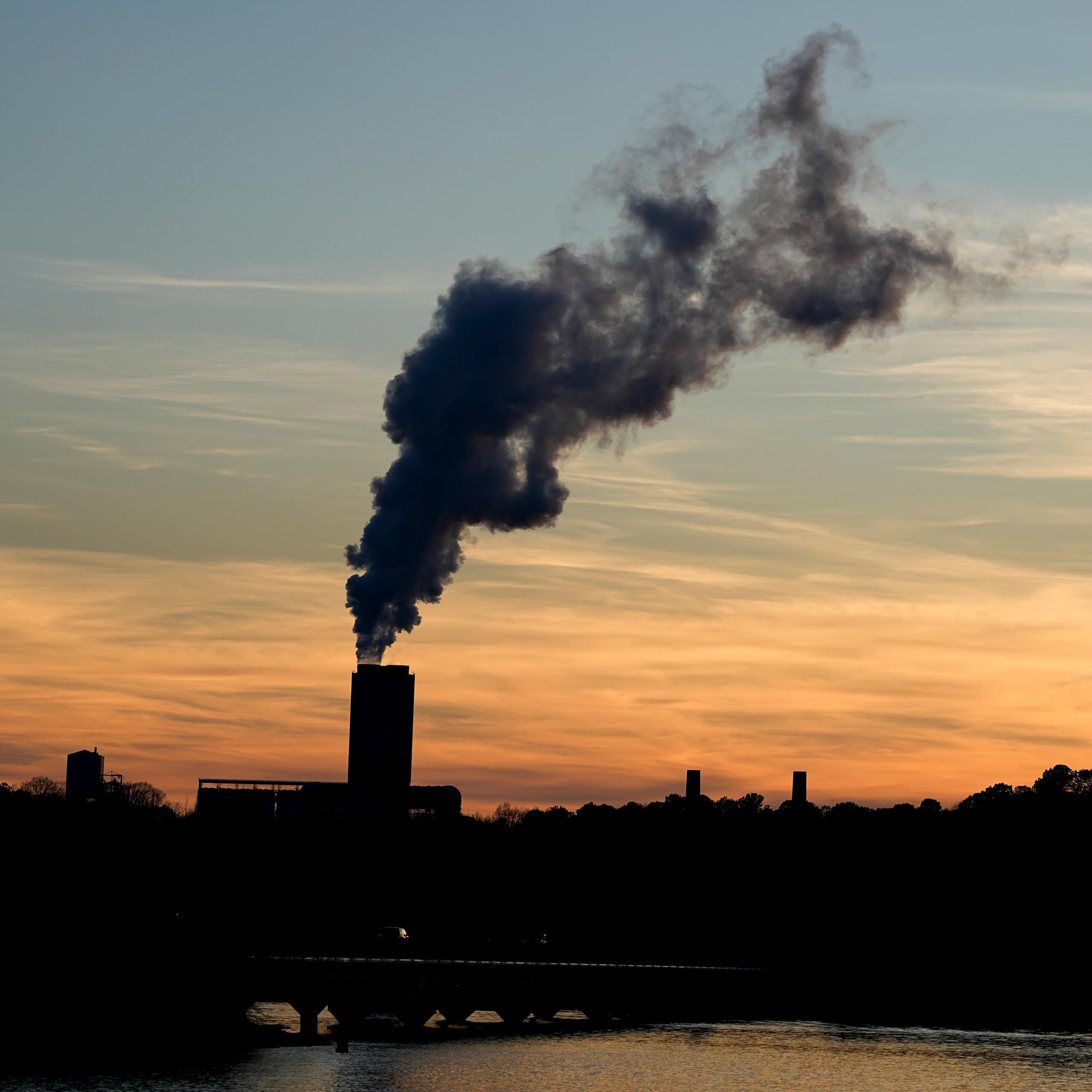 De la fumée s'élève d'une centrale électrique au charbon.