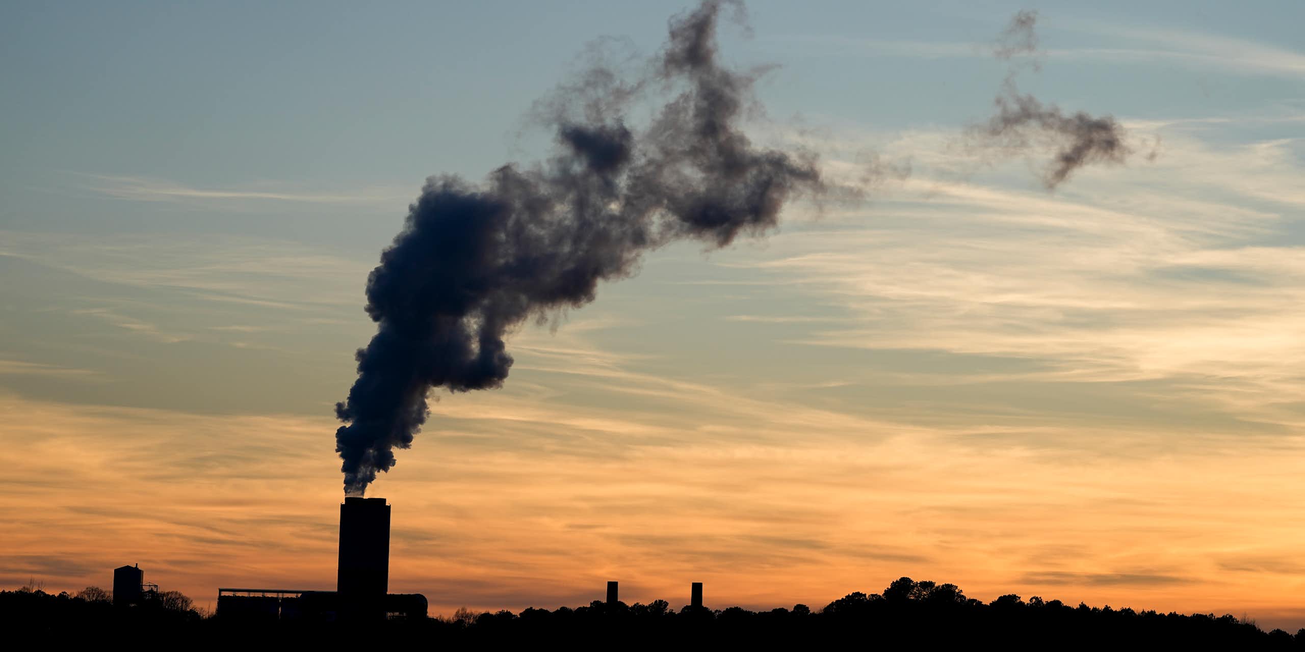 De la fumée s'élève d'une centrale électrique au charbon.