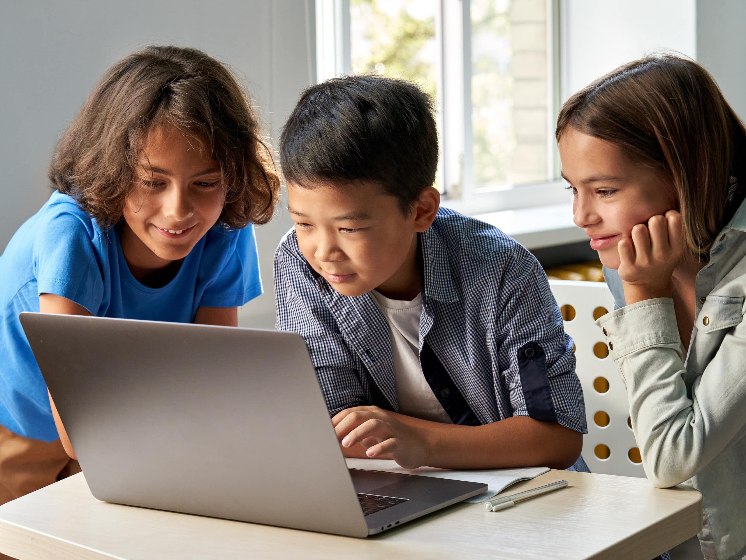 Des enfants devant un ordinateur
