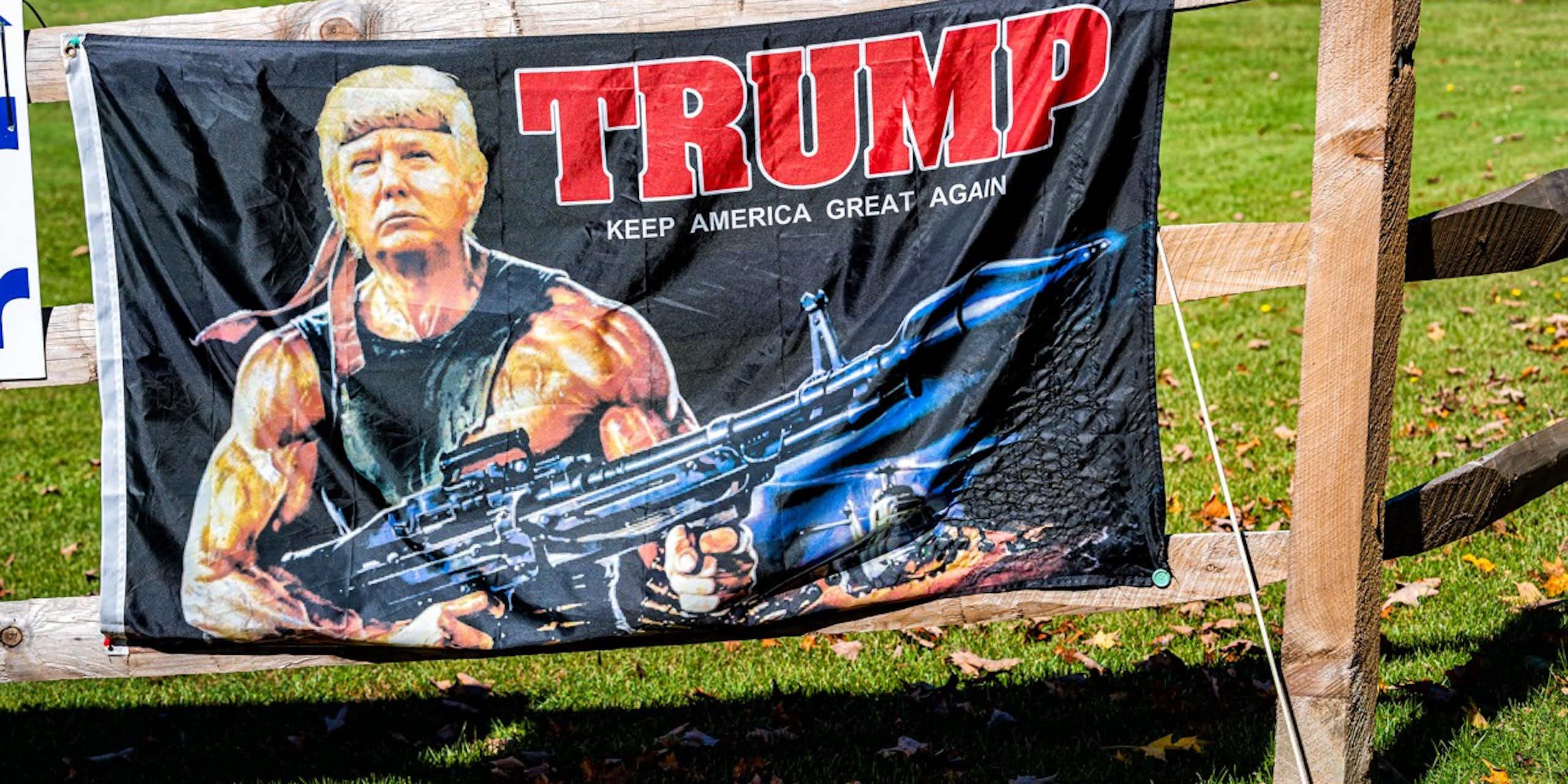 Un homme sur une affiche tient un fusil.