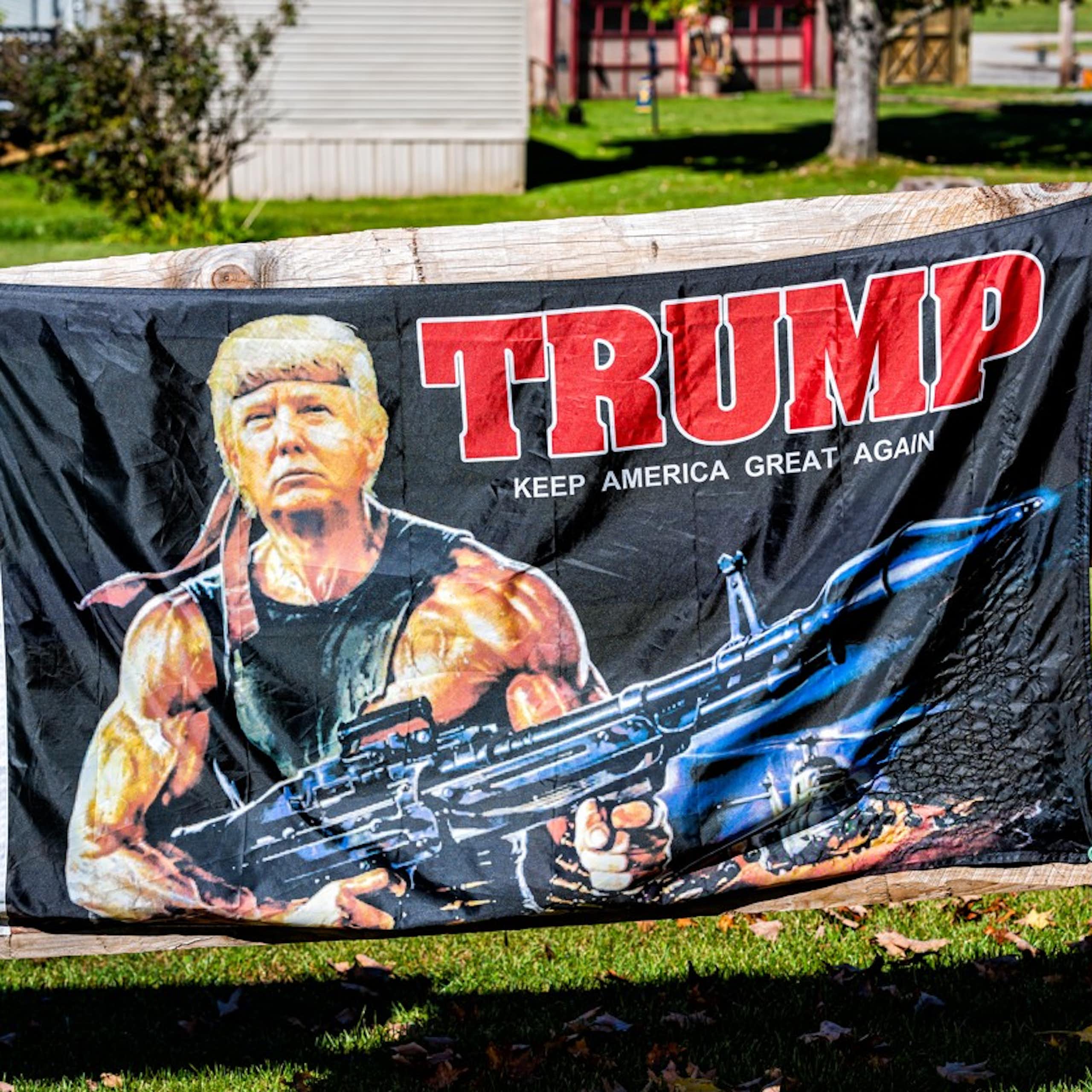 Un homme sur une affiche tient un fusil.