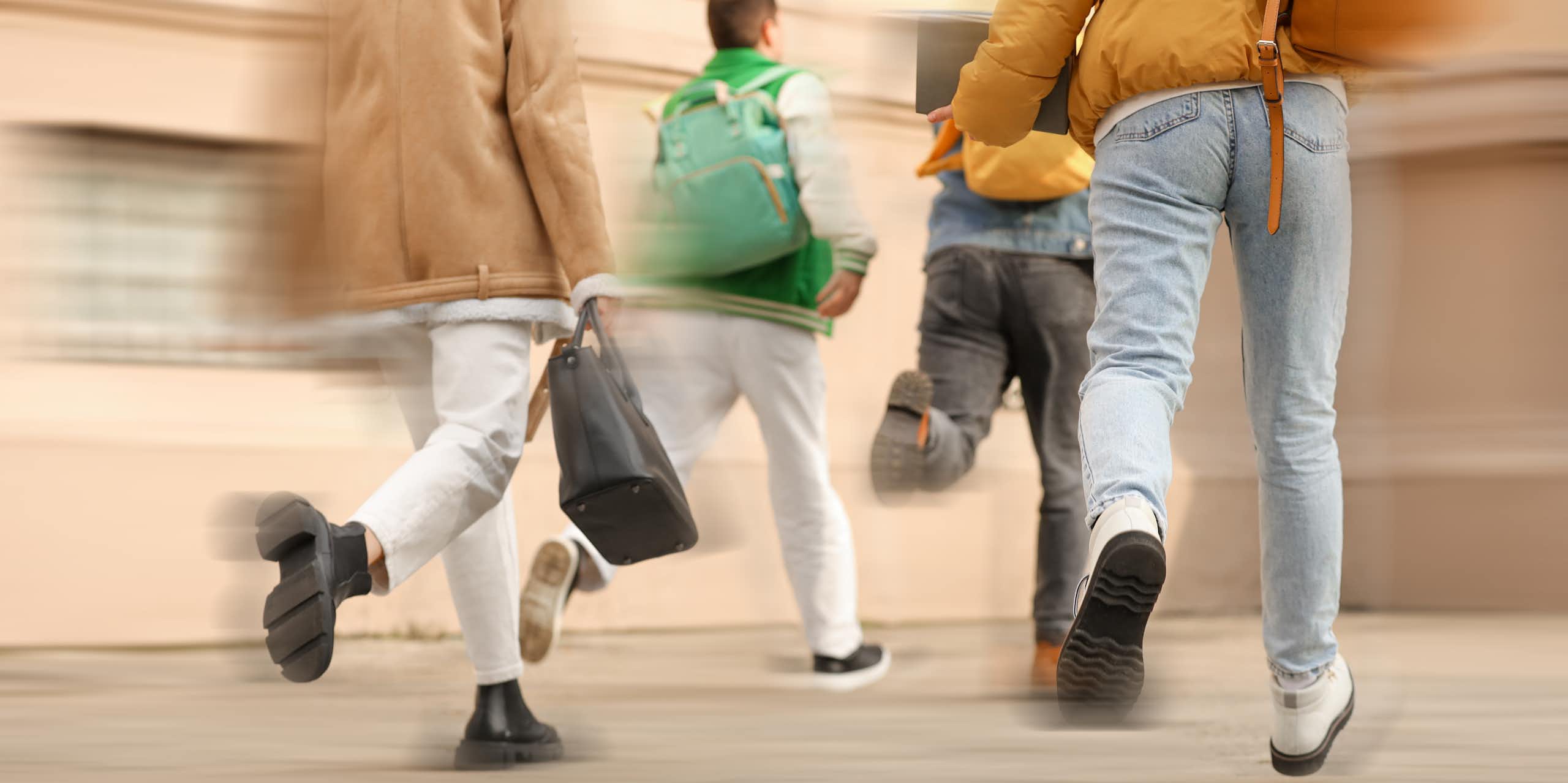 Des étudiants courent