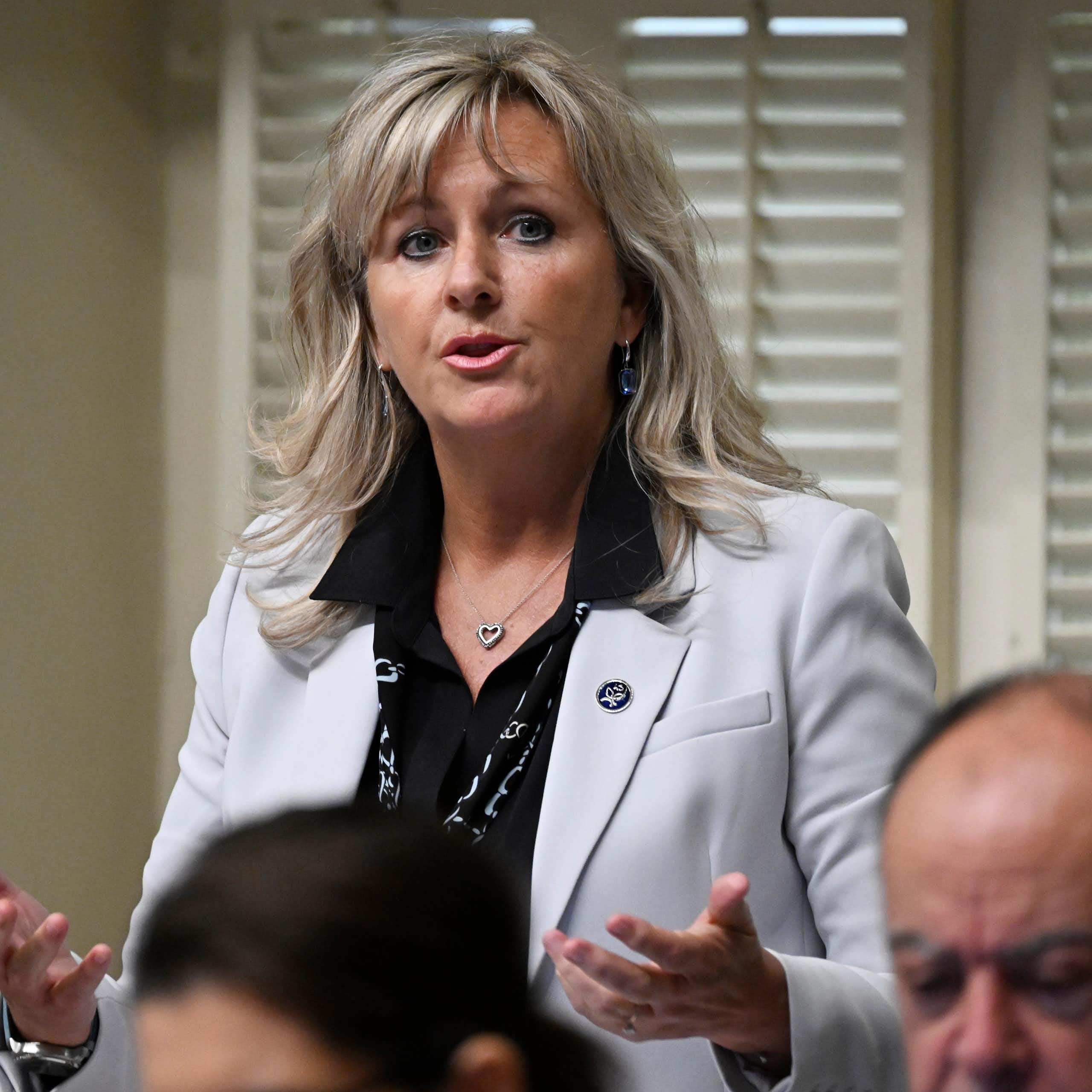 Une femme debout s'exprime à l'Assemblée nationale