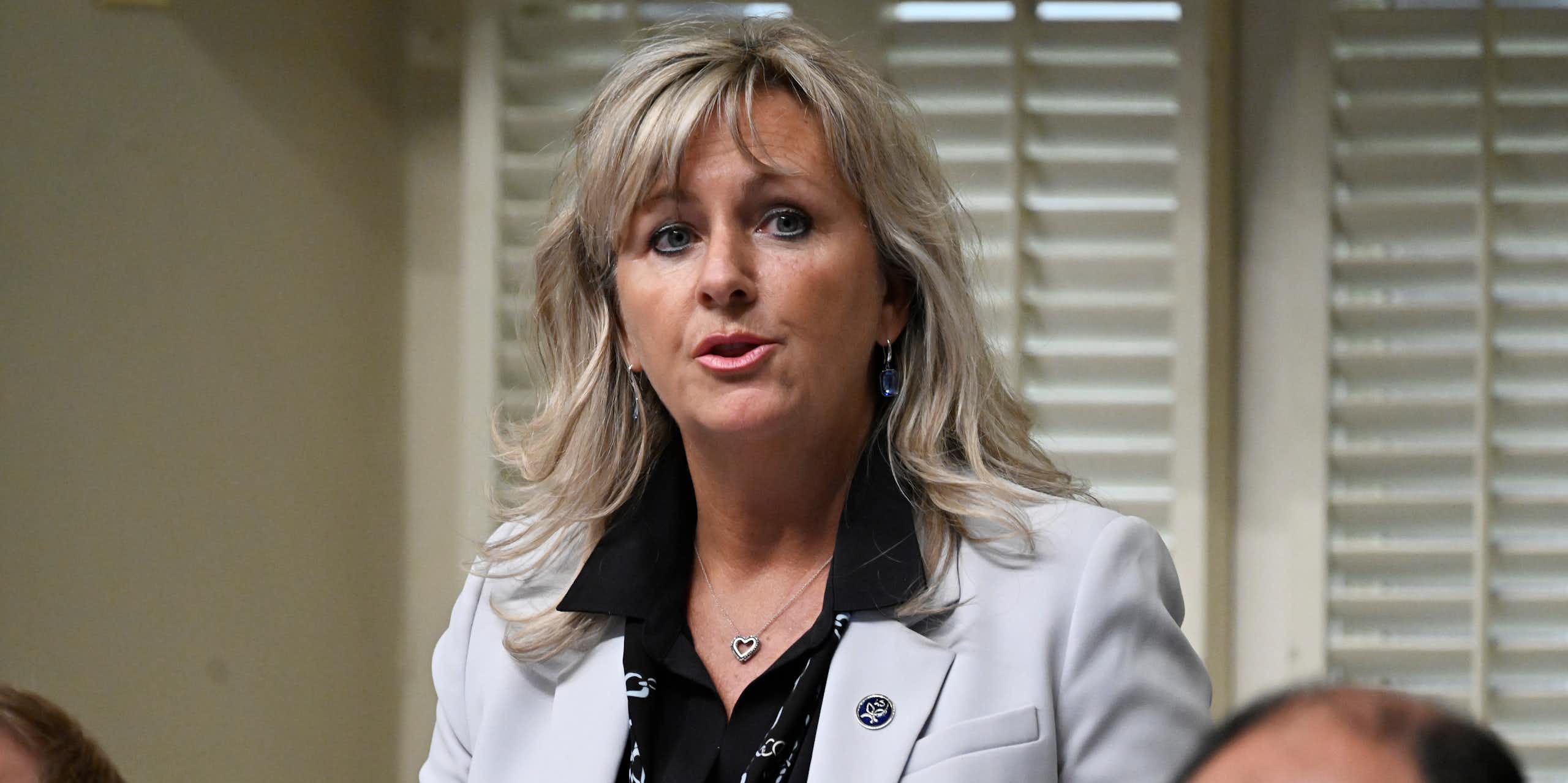 Une femme debout s'exprime à l'Assemblée nationale