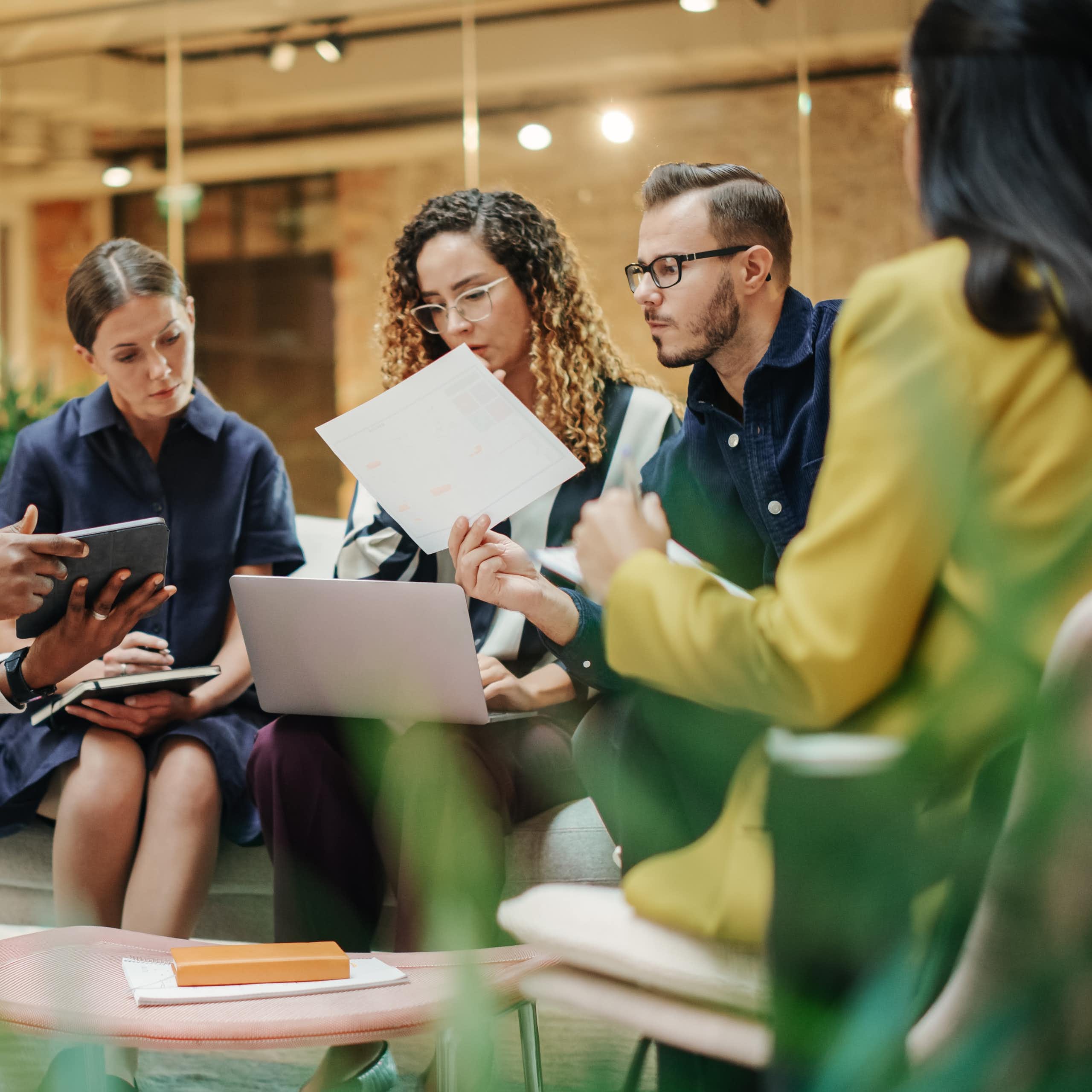 De jeunes adultes discutent