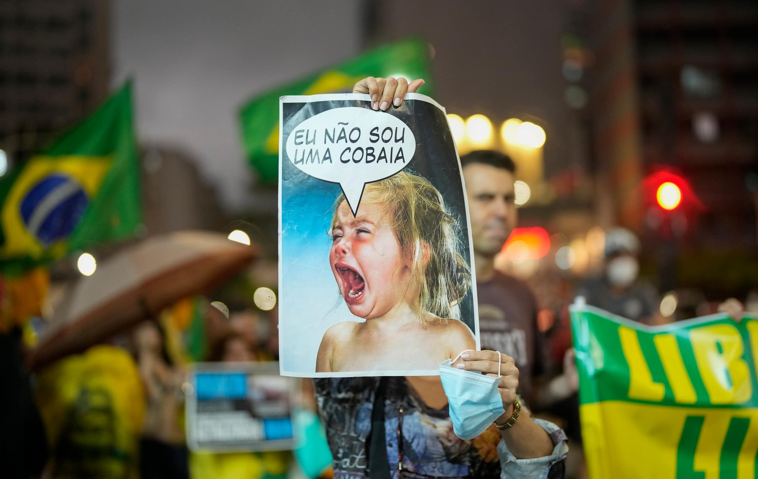 Quando desinformação gera lucro: como comunidades conspiracionistas monetizam com o movimento antivacina