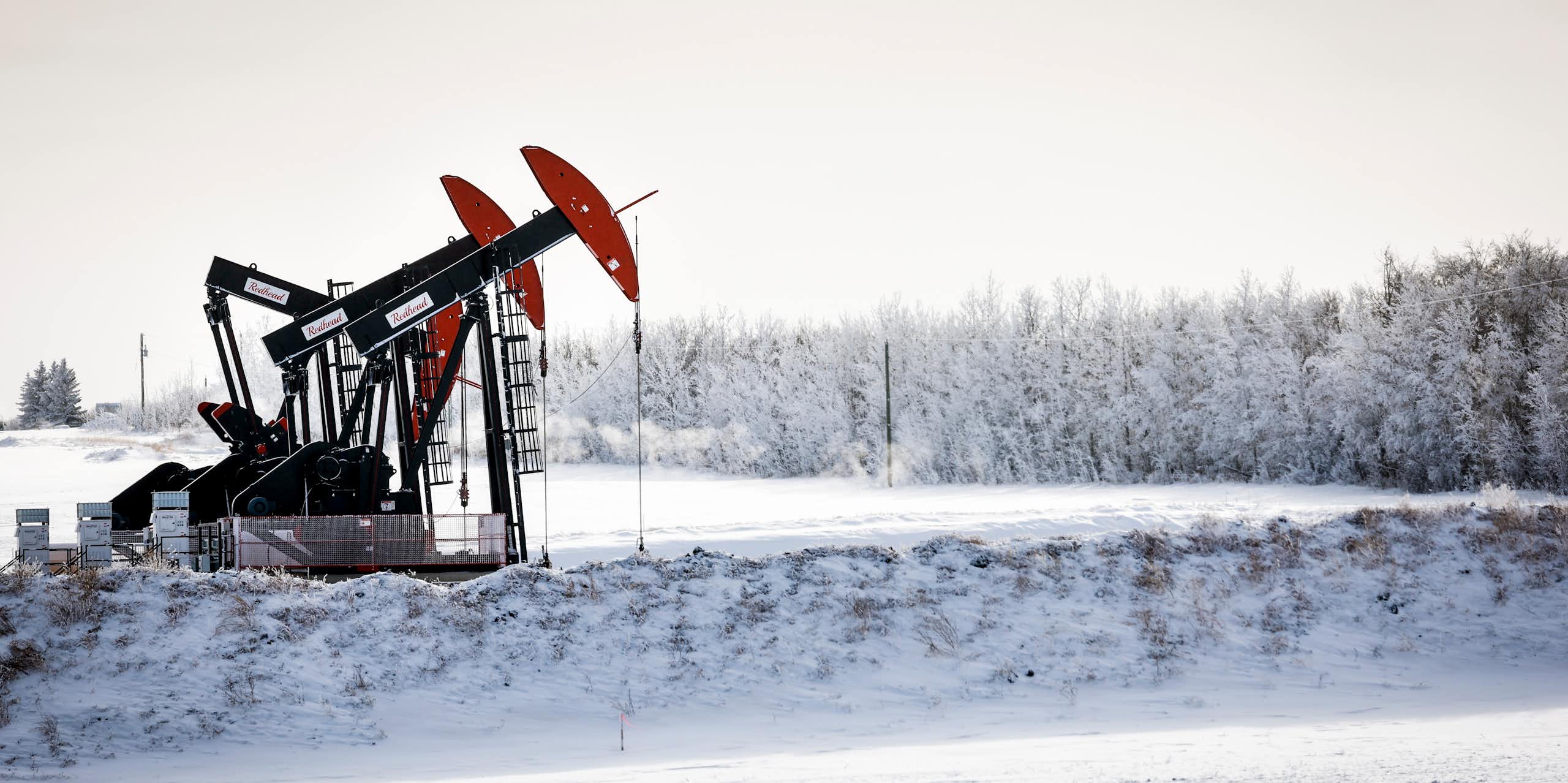 Chevalet de pompage en activité au dessus d'un puit de pétrole