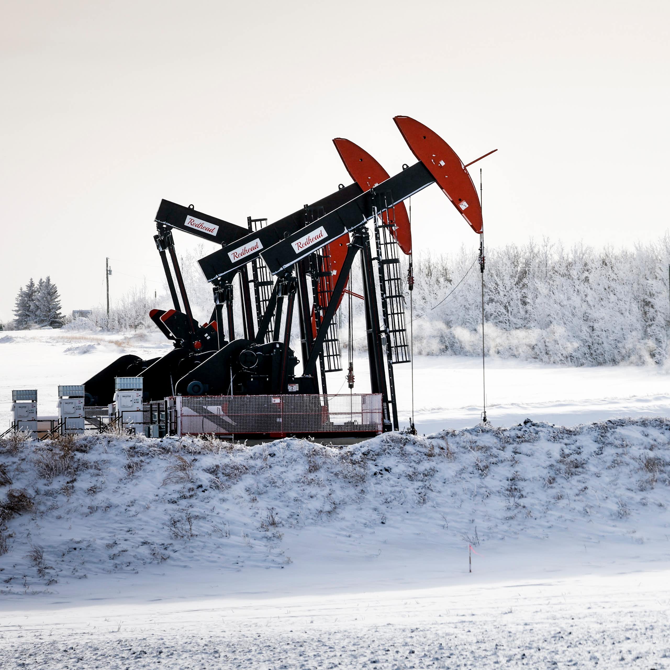 Chevalet de pompage en activité au dessus d'un puit de pétrole