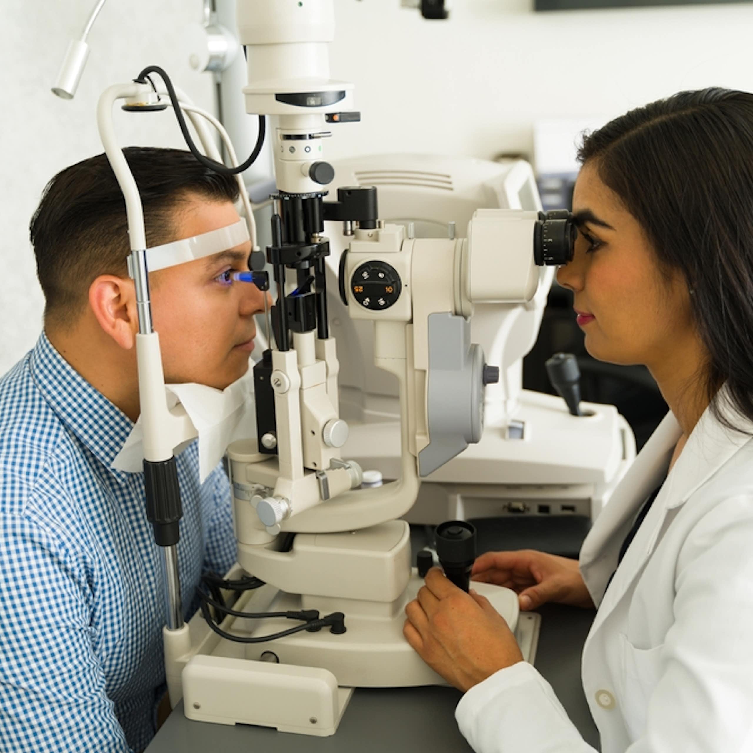 personne fait un examen de la vue