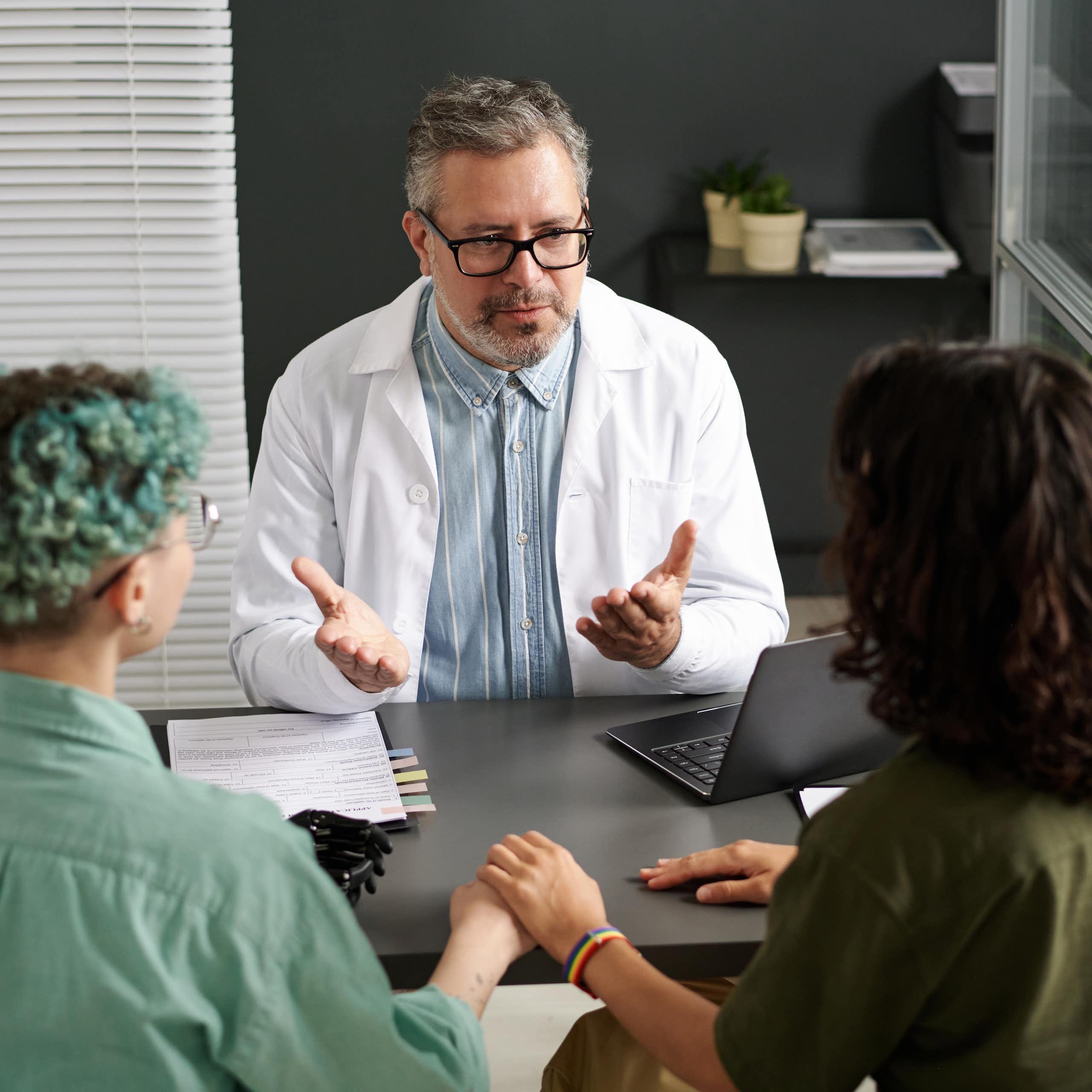Deux personnes sont assises au bureau d'un médecin.