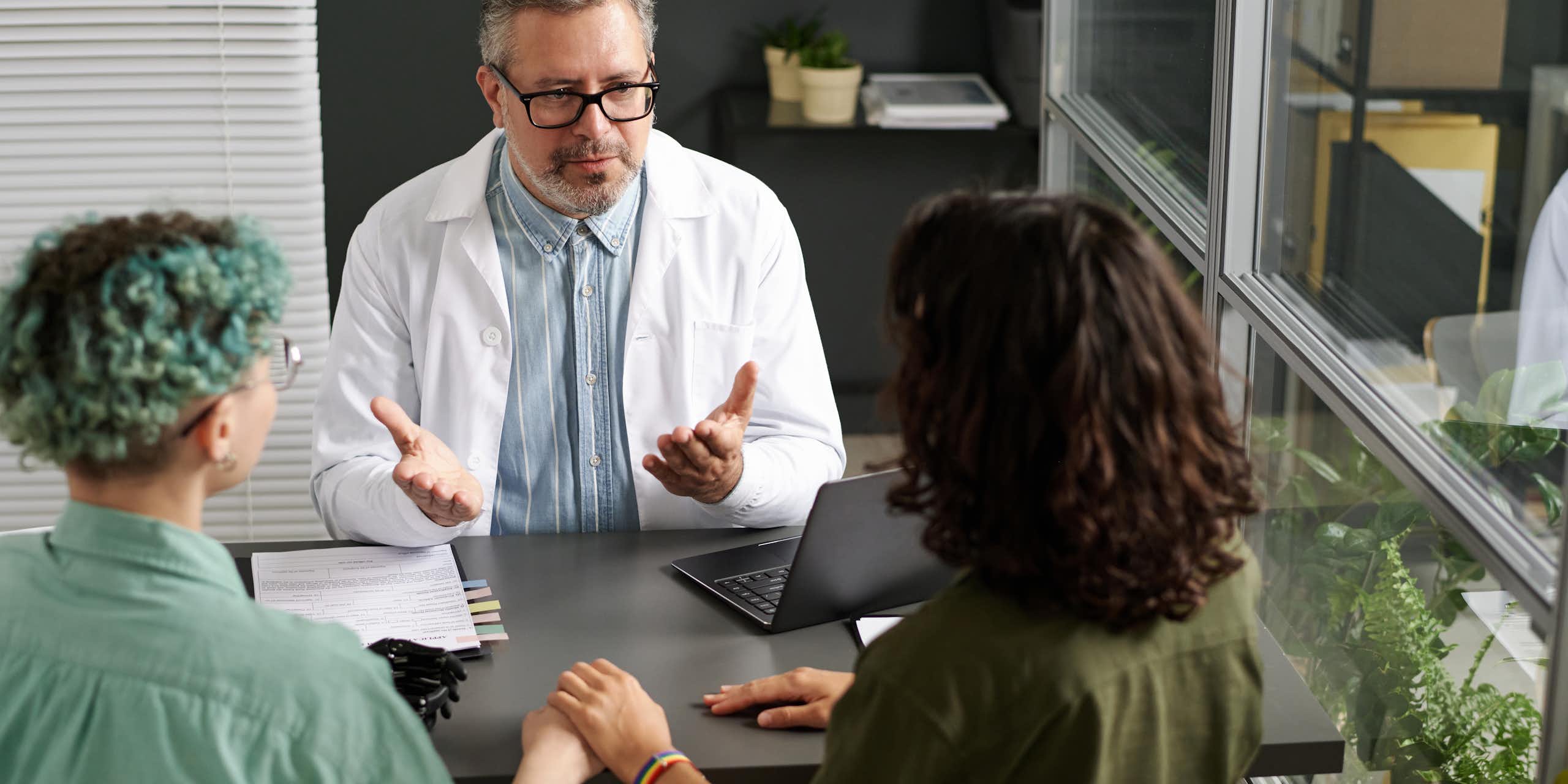 Deux personnes sont assises au bureau d'un médecin.