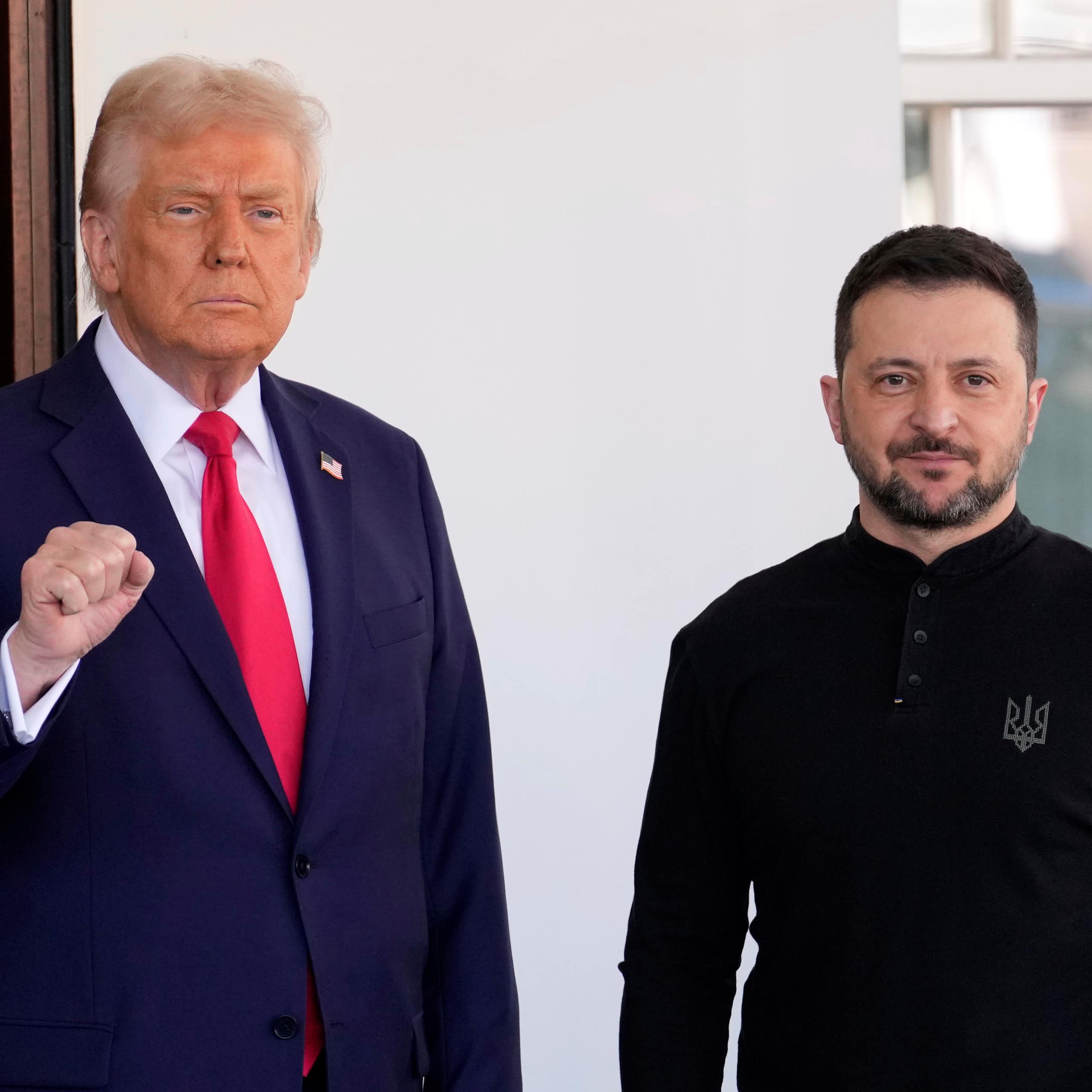 Deux hommes se tiennent côte à côte