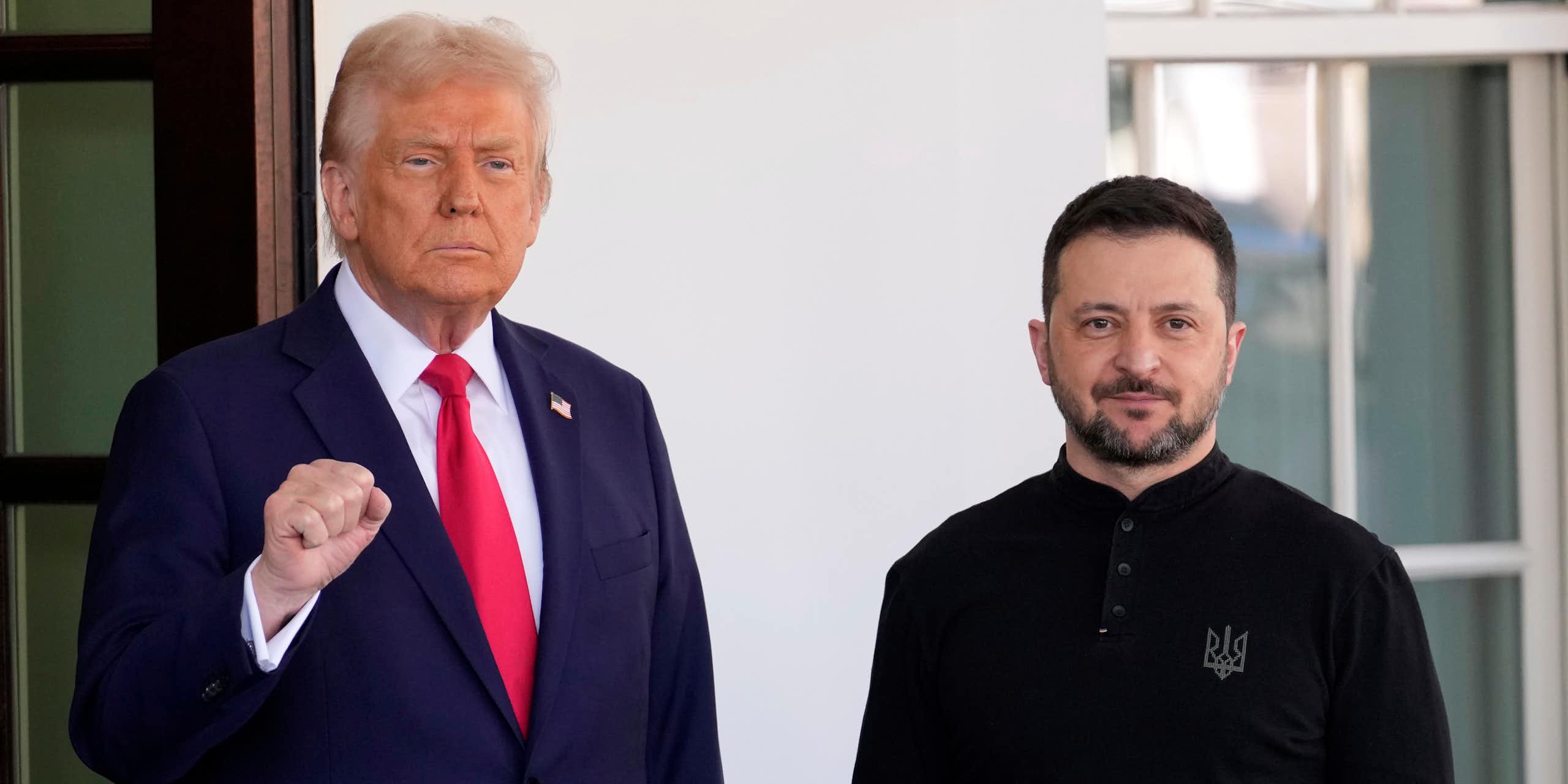 Deux hommes se tiennent côte à côte