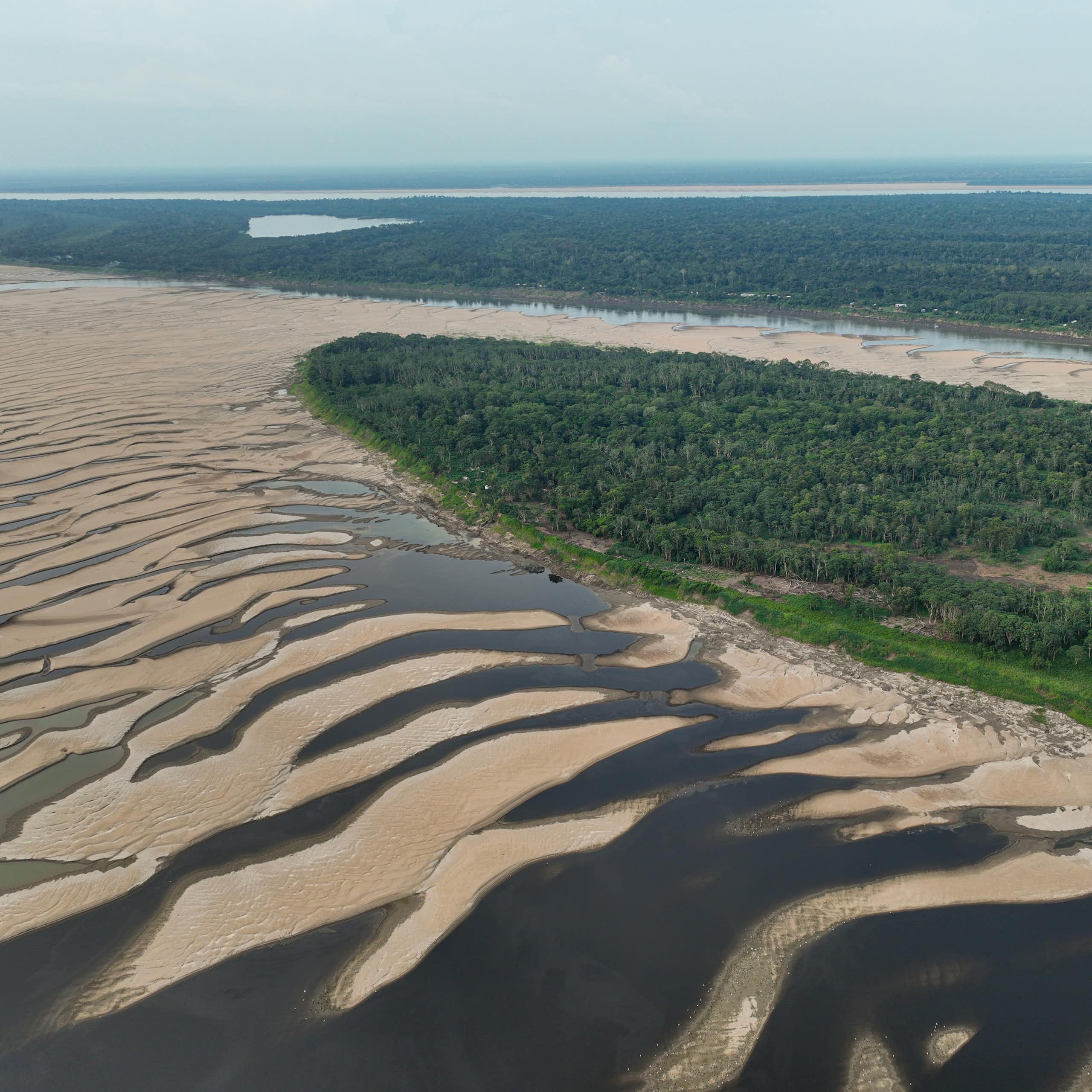 Foto mostra o curso do rio quase seco, com bancos de areia onde deveria estar correndo a aguar