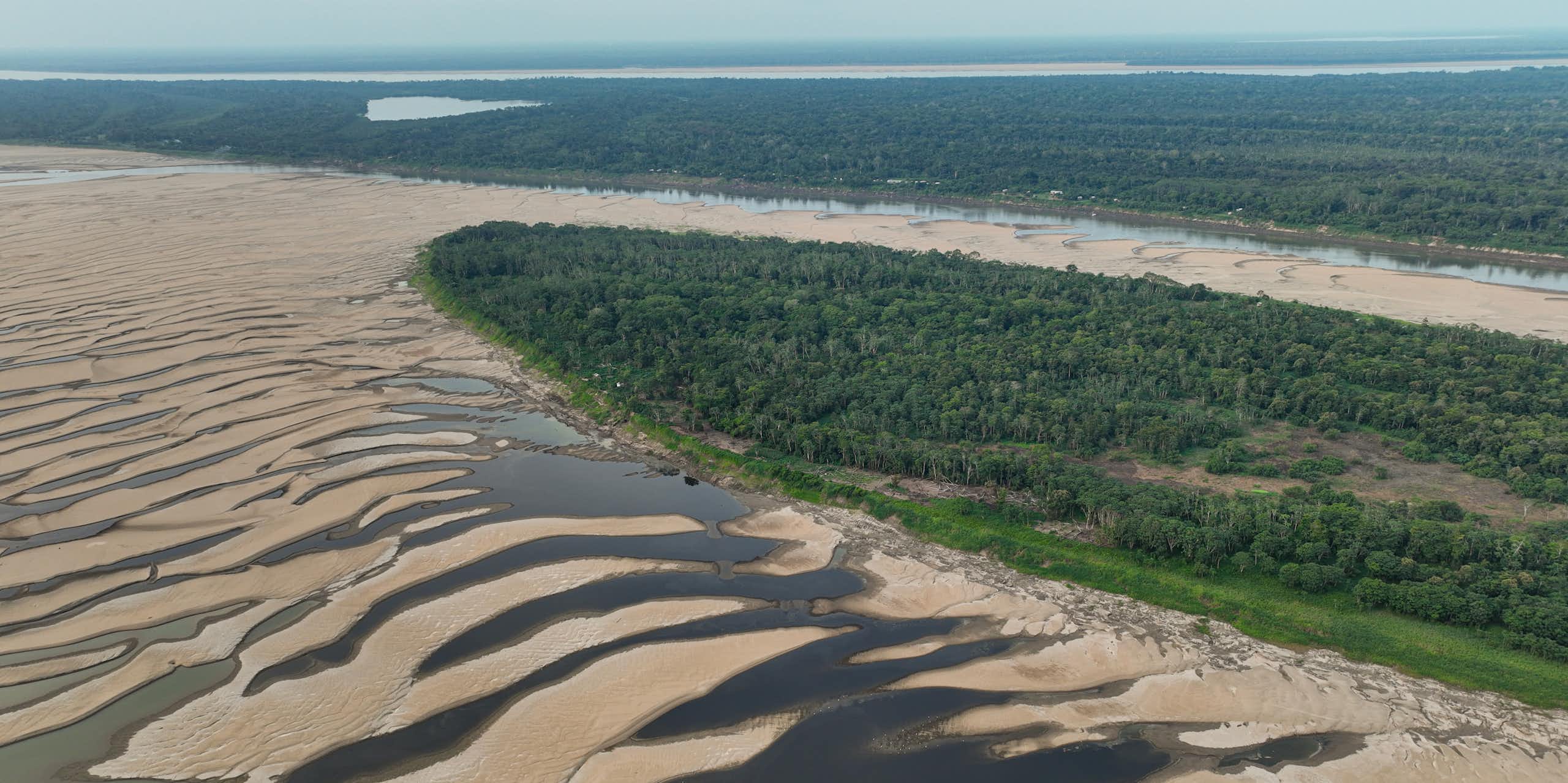 Foto mostra o curso do rio quase seco, com bancos de areia onde deveria estar correndo a aguar