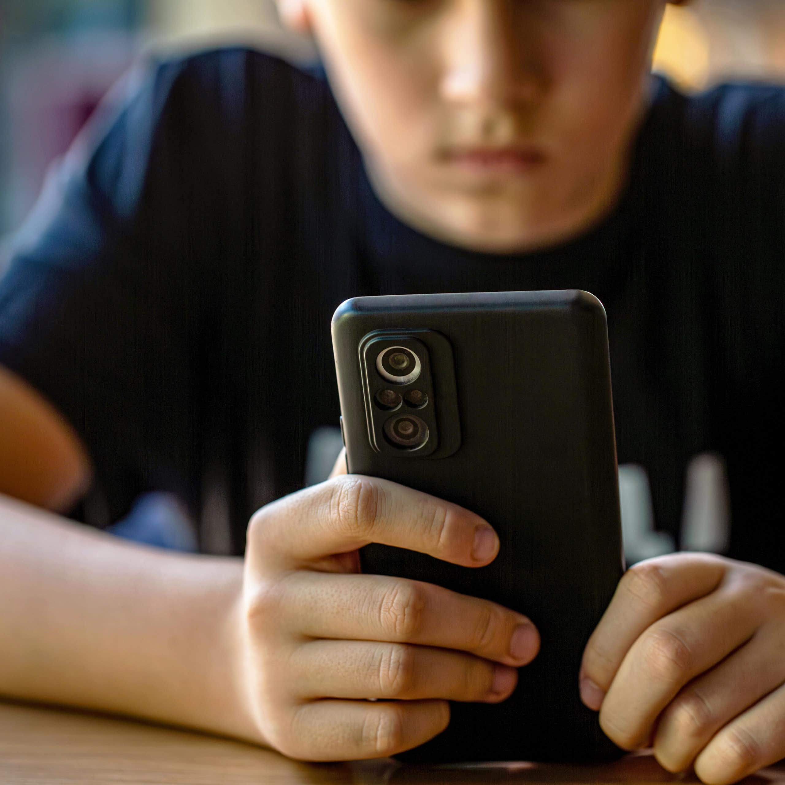 El consumo temprano o excesivo de pornografía y su efecto en la salud física y mental del adolescente