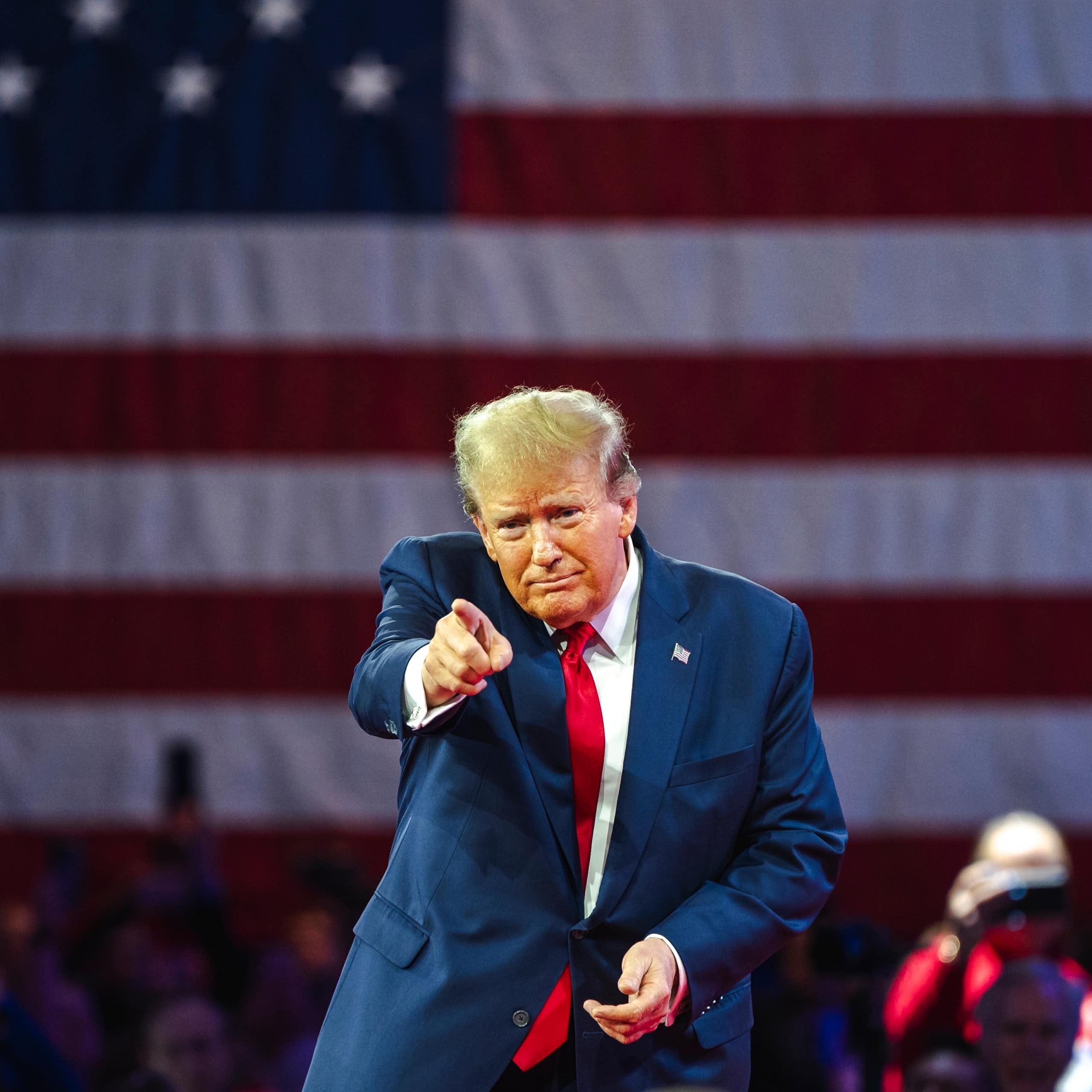 Un homme pointe une foule.