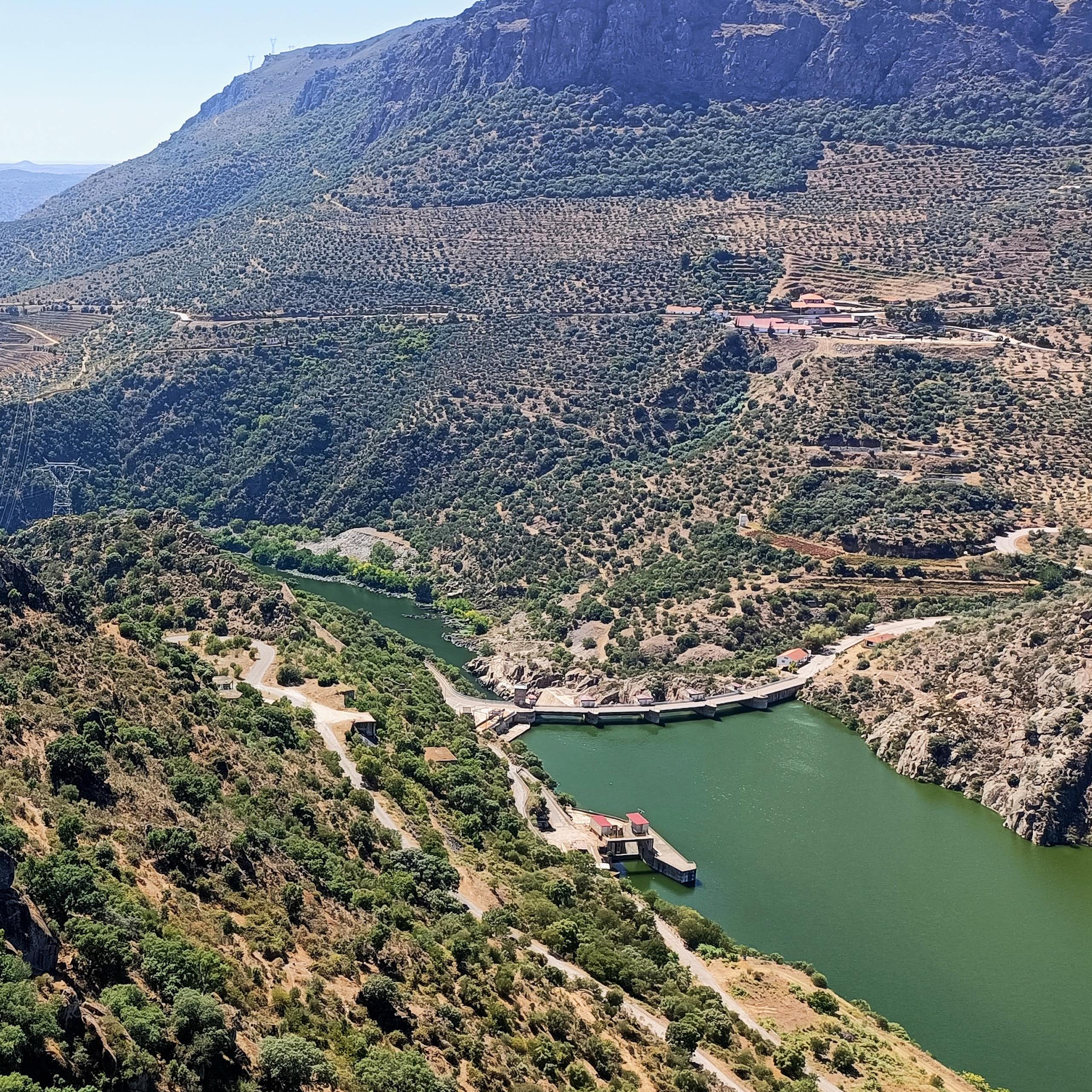 Una presa entre montañas
