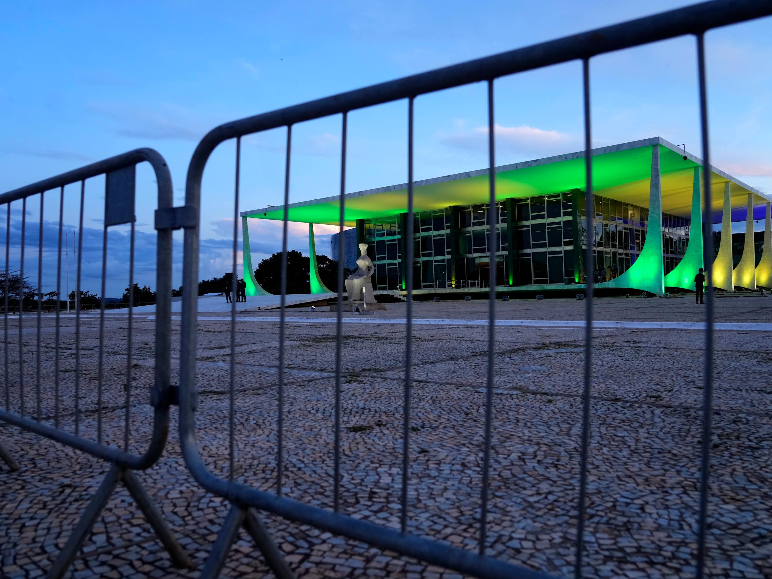 O Brasil no banco dos réus: Como o julgamento de figuras centrais de poder no país redefinirá a nossa democracia